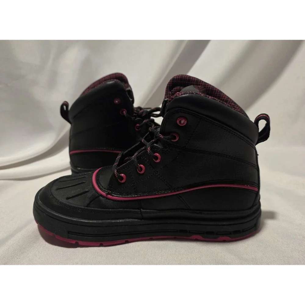Nike 524877-001 Woodside 2 Black & Pink High Top Hiking Shoe. NWB. Youth Size 3